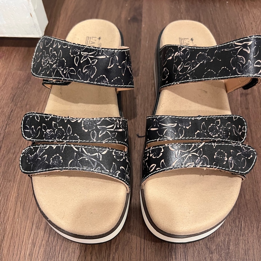 L’artiste Black Floral Women's Sandals size 9.5-10